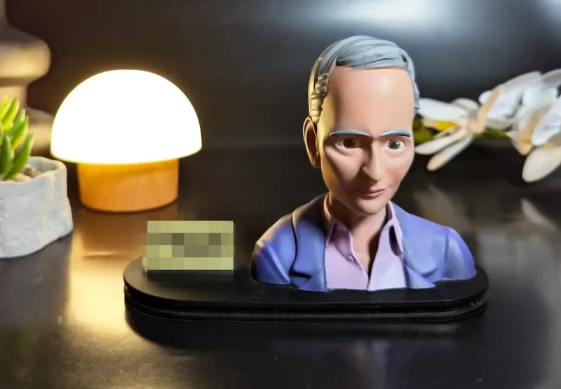 פסלון פורטרט של גבר בחולצה סגולה, בתאורת מנורה