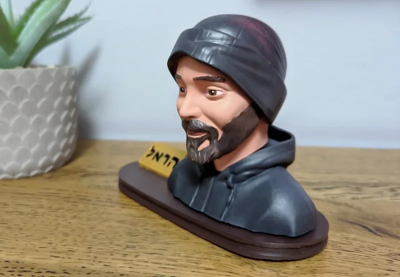 אותו פסלון פורטרט עם קפוצ׳ון, בתאורת חלון